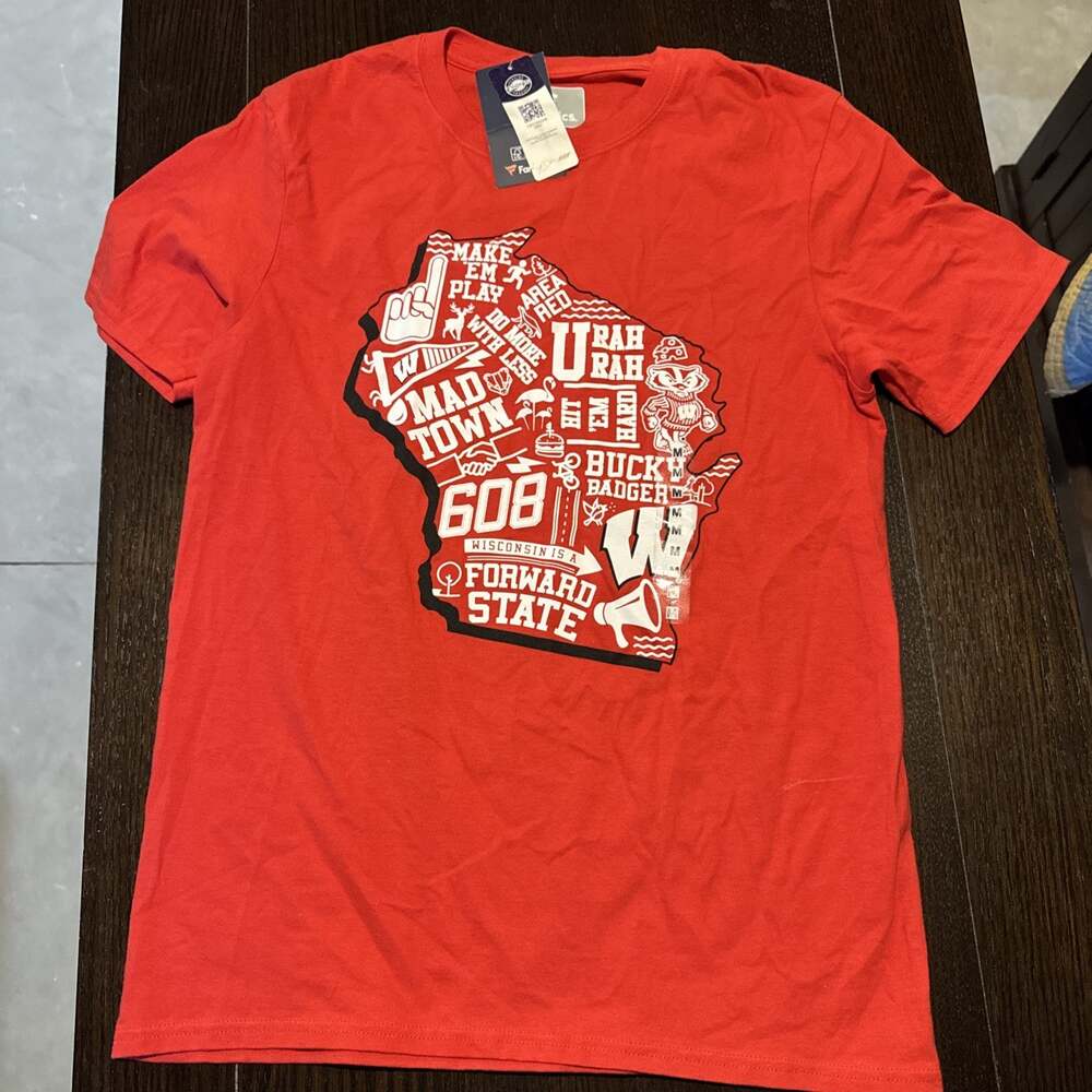 NWT Fanatics UW Madison Wisconsin Badgers T Shirt Size Medium Red Short Sleeve